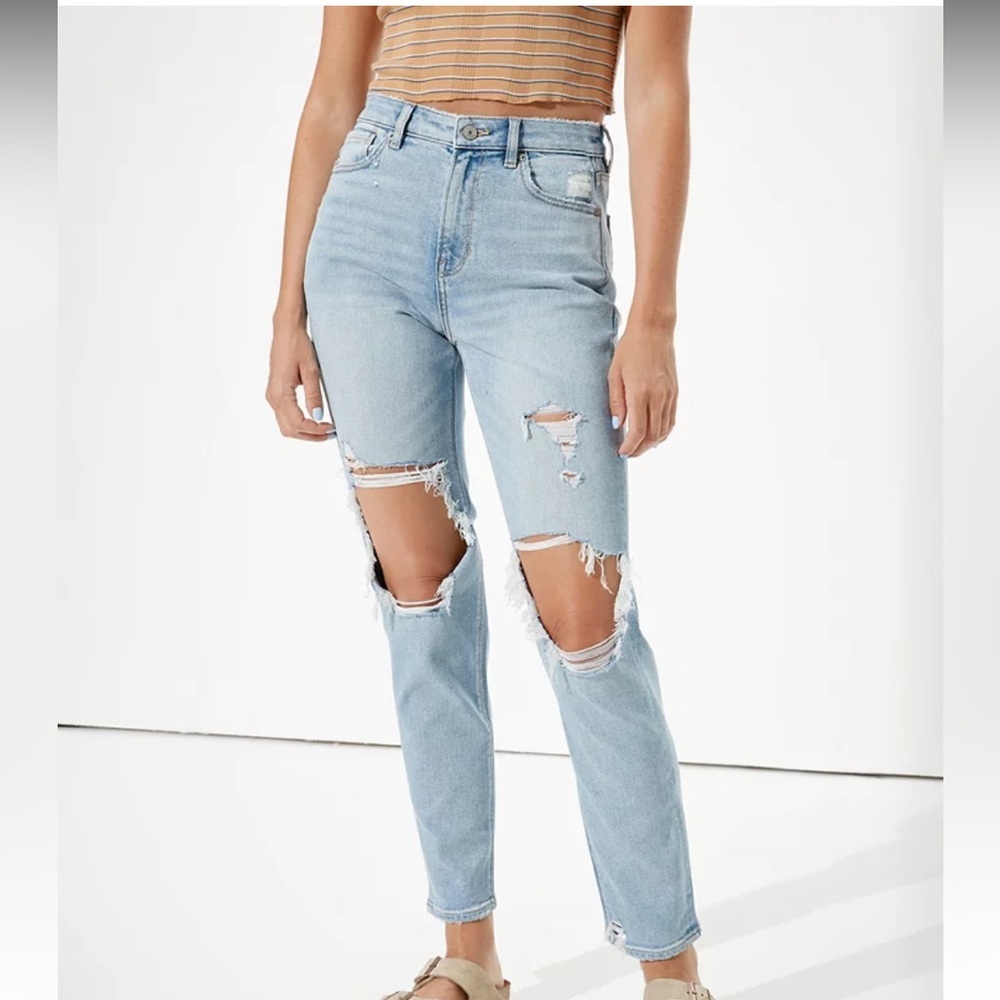 American Eagle High Waisted Ripped Mom Jeans in light blue size 8 Short, new